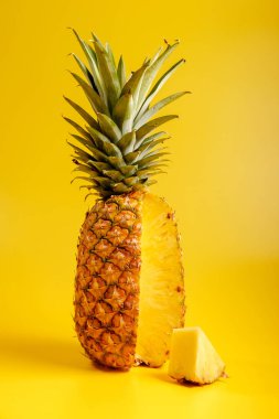 Sarı arka planda ananas