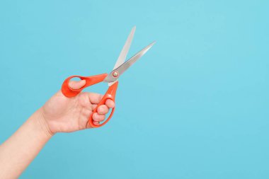 Mavi arkaplanda makas