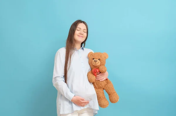 Jovem Grávida Fundo Azul Roupas Azuis Com Ursinho Pelúcia Nas — Fotografia de Stock