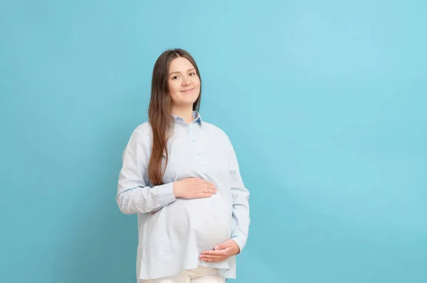 Młoda Kobieta Ciąży Niebieskim Tle Niebieskich Ubraniach — Zdjęcie stockowe