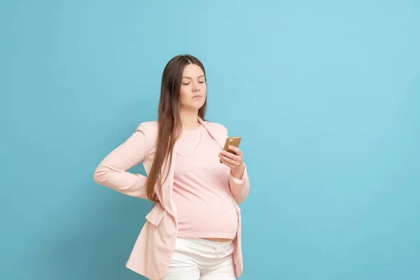 Mavi Arka Plandaki Genç Hamile Kadın Cep Telefonuyla Arama Amniyotik — Stok fotoğraf