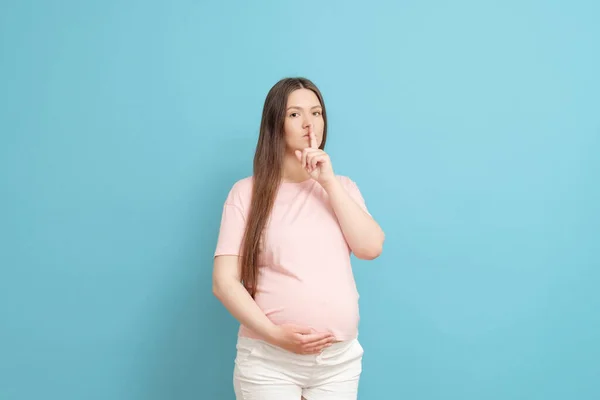 Güzel Genç Hamile Bir Kadın Gürültü Yapmamasını Istiyor — Stok fotoğraf