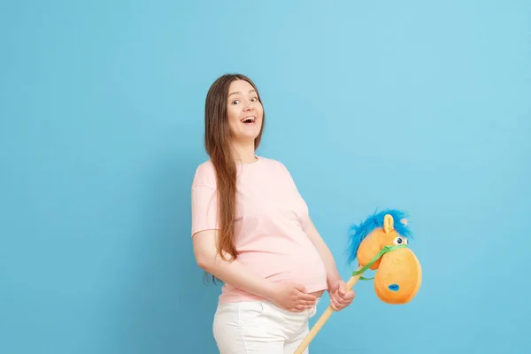 Feliz Joven Embarazada Camiseta Rosa Sobre Fondo Azul Paseos Caballo — Foto de Stock