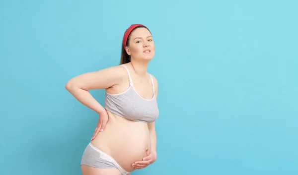 Jeune Femme Enceinte Sur Fond Bleu Mal Dos — Photo