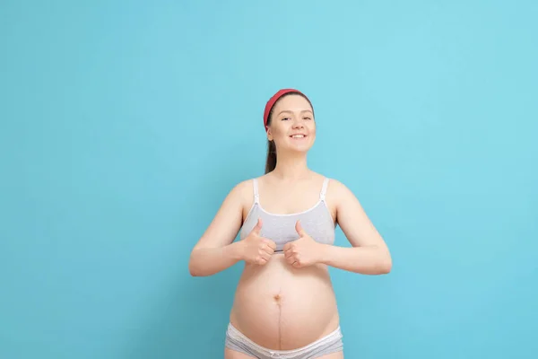 Feliz Joven Embarazada Sobre Fondo Azul — Foto de Stock