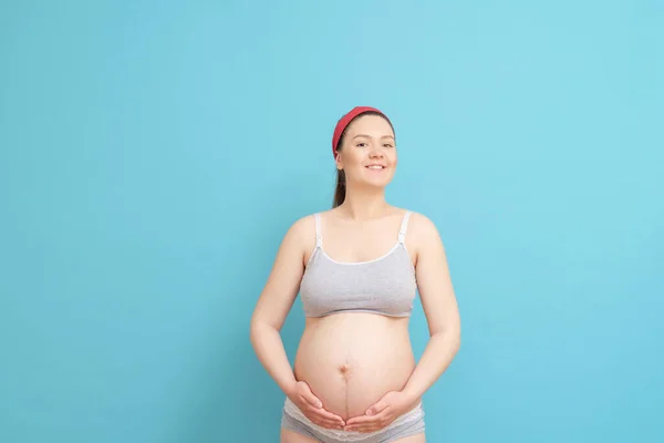 Mutlu Genç Hamile Kadın Mavi Arka Planda — Stok fotoğraf