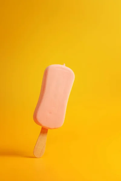 Розовое Мороженое Эскимо Желтом Фоне — стоковое фото