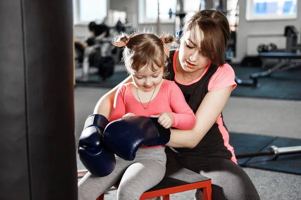 Menina Está Praticando Boxe Menina Ensina Mãe Boxe Mãe Engraçada — Fotografia de Stock