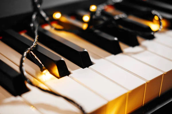 Piyano Tuşları Tüm Noel Işıkları — Stok fotoğraf