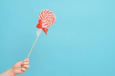 Mavi arka planda elinde şeker kamışı