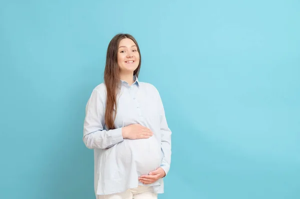 Jeune Femme Enceinte Sur Fond Bleu Vêtements Bleus — Photo