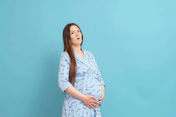 Joven Mujer Embarazada Feliz Sobre Fondo Azul Albornoz Casero Azul — Foto de Stock