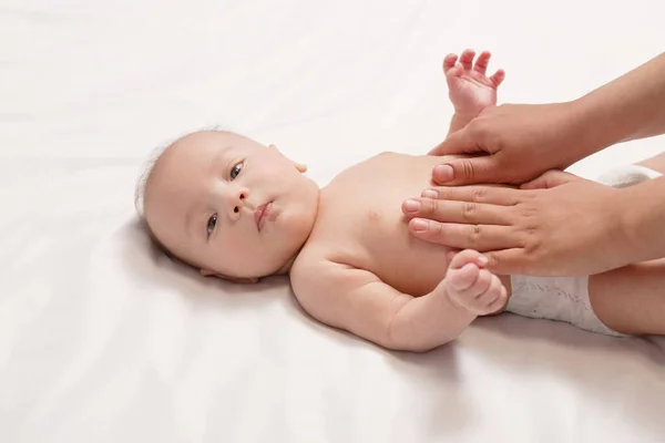 婴儿腹部按摩 女性手部紧闭 — 图库照片