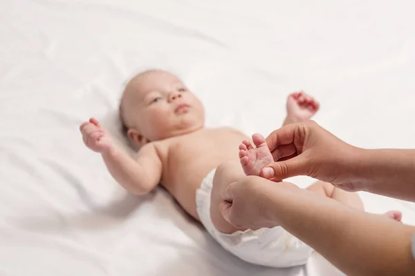 Massaggio Piedi Del Bambino Primo Piano Delle Mani Piede Del — Foto Stock