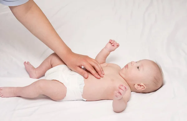 Baby Ligga Sängen Rygg Mage Massage — Stockfoto