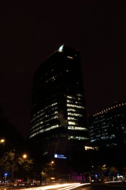 Şehirdeki en parlak bina
