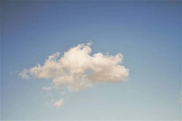 Uma Nuvem Céu Azul Gradiente — Fotografia de Stock