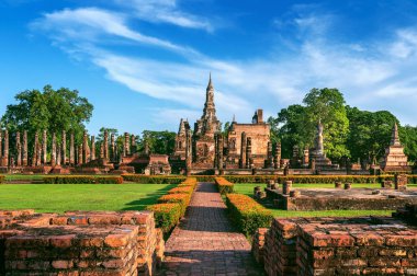 Wat Mahathat Tapınağı, Sukhothai Tarihi Parkı 'ndaki Buda heykeli ve Wat Mahathat Tapınağı Tayland' ın UNESCO Dünya Mirası Alanı 'dır..