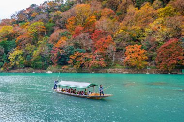 Kyoto, Japonya - 16 Kasım: kayıkçı teknenin nehirde sandal. Arashiyama Kyoto, Japonya Nehri boyunca Sonbahar sezonu üzerinde 16 Kasım 2017.