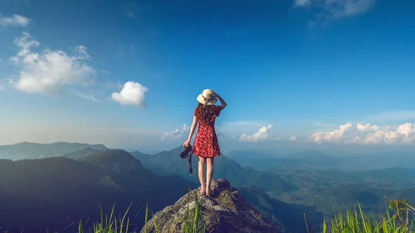 妇女手拿着相机 站在岩石上的自然 旅游理念 复古色调 — 图库照片