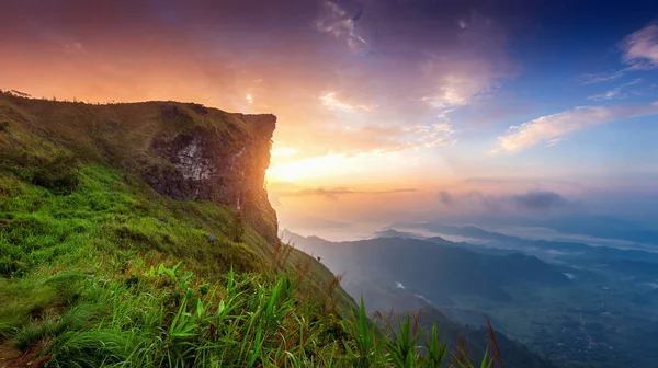 日の出プー の美しい風景です チェンライ Phu 国立公園 — ストック写真