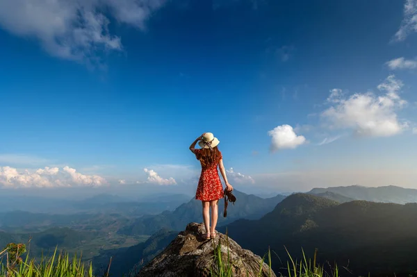 カメラを持って 自然の中の岩の上に立っている女性の手 旅行の概念 — ストック写真
