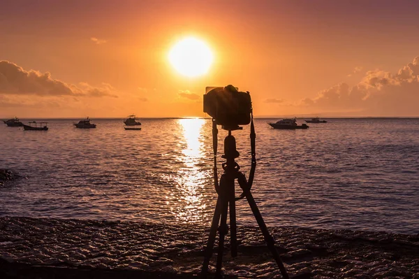 Silueta Cámara Mar Tiro Trípode Con Puesta Sol — Foto de Stock