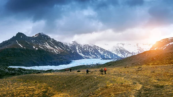 Tourist Taking Skaftafell Glacier Vatnajokull National Park Iceland — Stock Photo, Image