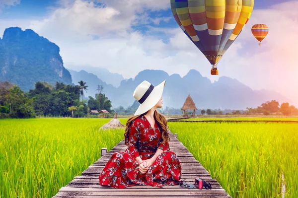 Young Woman Sitting Wooden Path Look Balloons Green Rice Field — Stock Photo, Image