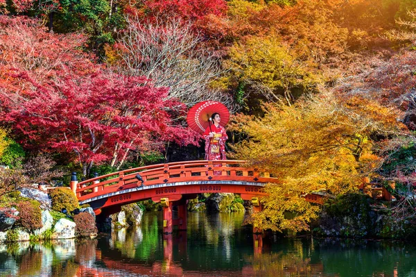 Aziatische Vrouw Japanse Traditionele Kimono Dragen Herfst Park Japan — Stockfoto