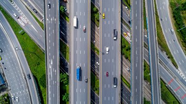 Üstten Görünüm şehir trafik otoyol ve köprü.