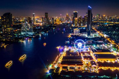 Tayland 'da gece Bangkok şehri manzarası.