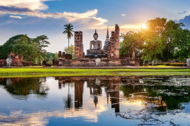 Wat Mahathat Tapınağı, Sukhothai Tarihi Parkı 'ndaki Buda heykeli ve Wat Mahathat Tapınağı Tayland' ın UNESCO Dünya Mirası Alanı 'dır..
