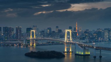Tokyo siluetinin Gökkuşağı Köprüsü ve Tokyo kule ile. Tokyo, Japonya.