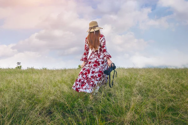 Frau Steht Auf Wiese Und Hält Kamera Reisekonzept Vintage Ton — Stockfoto