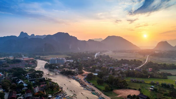 Vista Aérea Vang Vieng Com Montanhas Pôr Sol — Fotografia de Stock