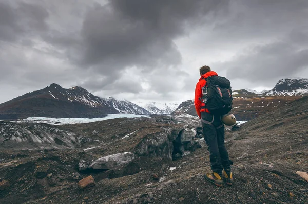 アイスランドの氷河を見て冒険旅行男性をハイキング — ストック写真