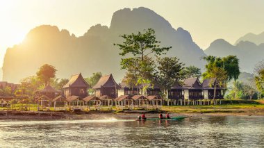 Köy ve Vang Vieng, Laos Nam şarkı Nehri boyunca Bungalov.