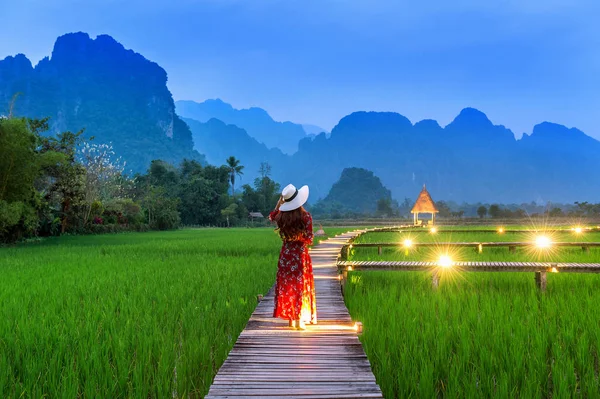 Ung Kvinna Promenader Trä Bana Med Gröna Risfält Vang Vieng — Stockfoto