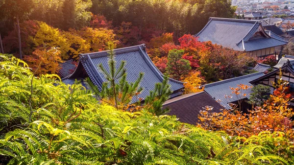 京都の屋根の色鮮やかな秋の紅葉とお寺 — ストック写真