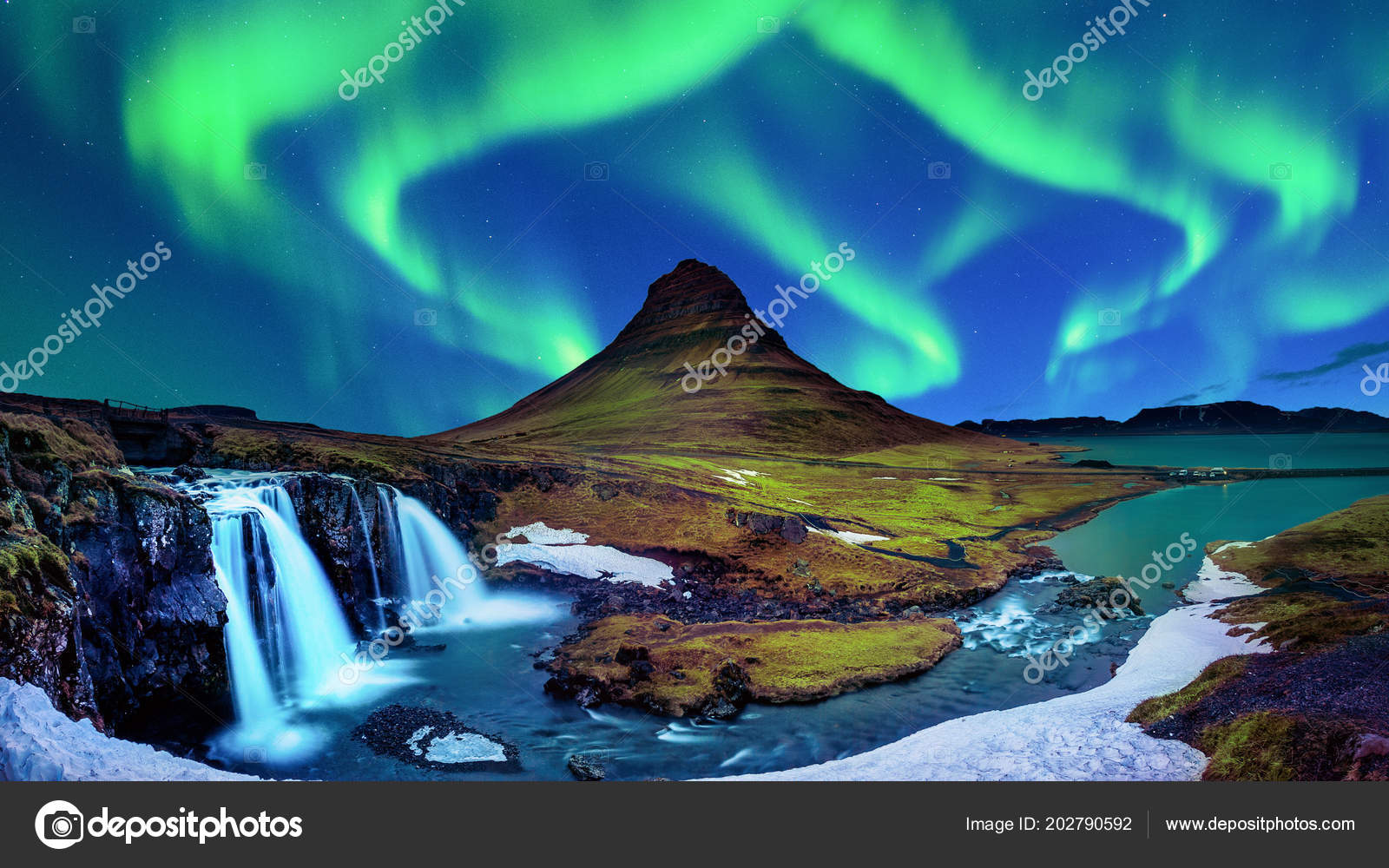Aurora Boreal Aurora Borealis Acima Da Paisagem Em Islândia Foto