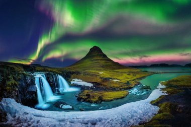 Kuzey Işığı, İzlanda 'daki Kirkjufell' de Aurora borealis. Kışın Kirkjufell Dağları.
