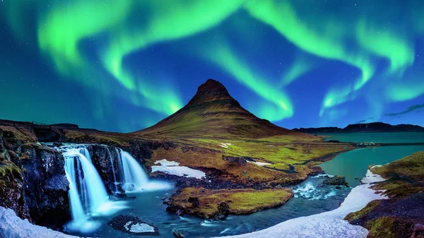 Kuzey Işığı, İzlanda 'daki Kirkjufell' de Aurora borealis. Kışın Kirkjufell Dağları.