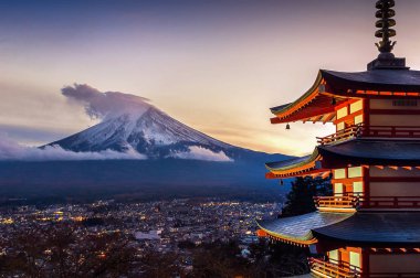 Gün batımında, Japonya Fuji Dağı ve Chureito Pagoda güzel Simgesel Yapı.