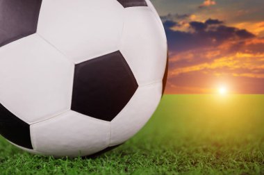 futbol topu ve futbol sahası.