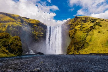 İzlanda 'da skogafoss şelalesi.