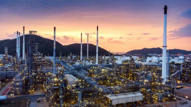 Petrol rafinerisi, petrol endüstrisi gün batımında havadan görünümü.
