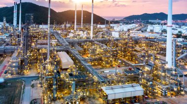 Petrol rafinerisi, petrol endüstrisi gün batımında havadan görünümü.