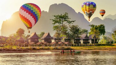 Sıcak hava balonu Vang vieng, Laos, gün batımında Nam şarkı Nehri üzerinde.