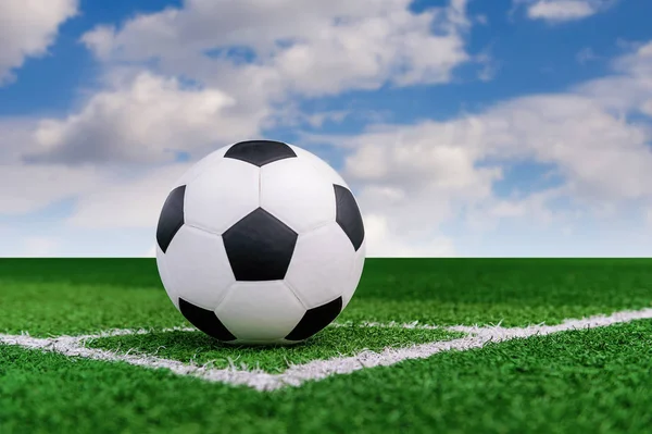 futbol topu ve futbol sahası.